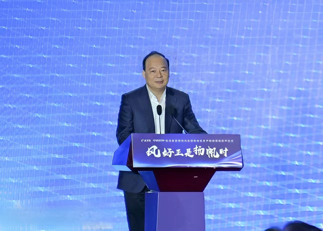 02-配文插图-万利董事长、总经理曾毓群发表致辞.png